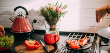 Masada şenlikli bir kahvaltı. Sabahları sağlıklı yiyecekler. Sosis ve kalp şeklinde yumurta. Yakın plan..