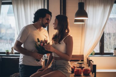 Akşamları evdeki oturma odasında birbirini seven bir çift. Uluslararası Kadınlar Günü. Bir erkek, 8 Mart 'ta bir kadına bir buket lale verir. Evde romantik bir aile akşamı..