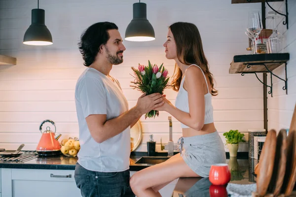 Dia Internacional Mulher Casal Jovem Manhã Cozinha Casa Homem Uma — Fotografia de Stock