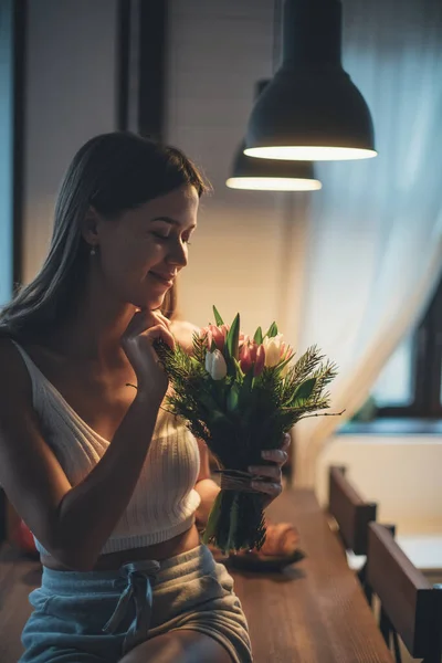 Retrato Uma Jovem Com Buquê Flores Uma Menina Bonita Senta — Fotografia de Stock