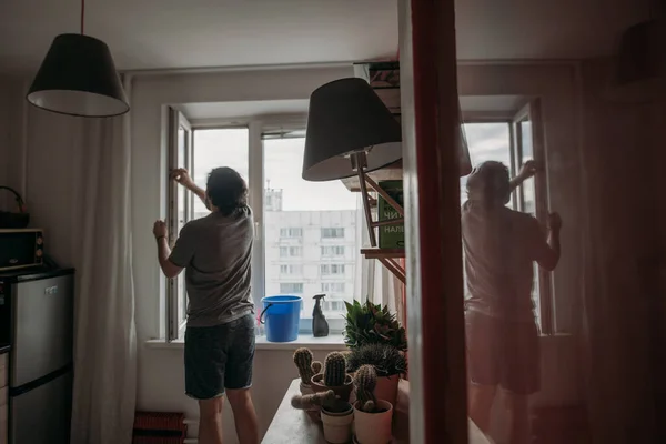 Muž Doma Myje Okna Mladý Pohledný Chlap Dělá Jarní Úklid — Stock fotografie