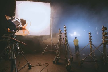 Işıklandırma ekipmanlı aydınlatma cihazları sette. Film çekmek, reklam yapmak, TV dizisi için ışıklandırma. Modern fotoğrafçılık tekniği.
