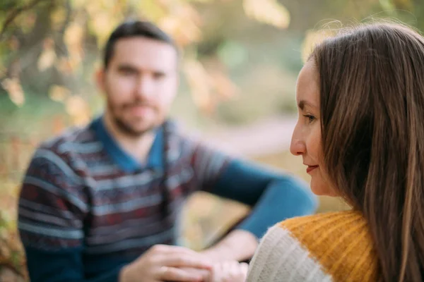 Encontro Romântico Passeio Natureza Casal Jovem Amantes Juntos Lago Início — Fotografia de Stock