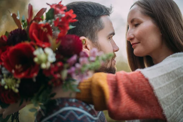 Retrato Casal Amoroso Uma Data Romântica Parque Com Buquê Flores — Fotografia de Stock