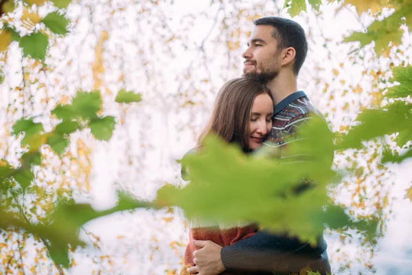 Encontro Romântico Passeio Natureza Casal Jovem Amantes Juntos Floresta Início — Fotografia de Stock