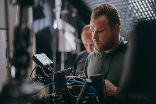 Fotografický Ředitel Fotoaparátem Rukou Scéně Profesionální Kameraman Při Práci Natáčení — Stock fotografie