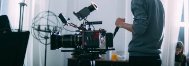 Profesyonel film ve video kamera sette. Atış vardiyası, ekipman ve grup. Modern fotoğrafçılık tekniği.