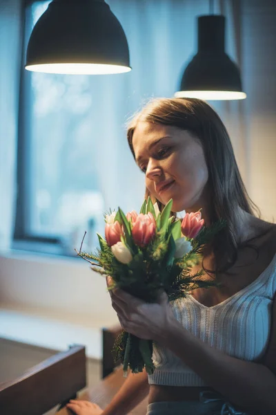 Retrato Uma Jovem Com Buquê Flores Uma Menina Bonita Senta — Fotografia de Stock