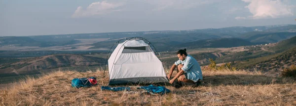 Genç Erkek Turist Dağlara Çadır Kurdu Adam Yürüyüş Için Kamp — Stok fotoğraf