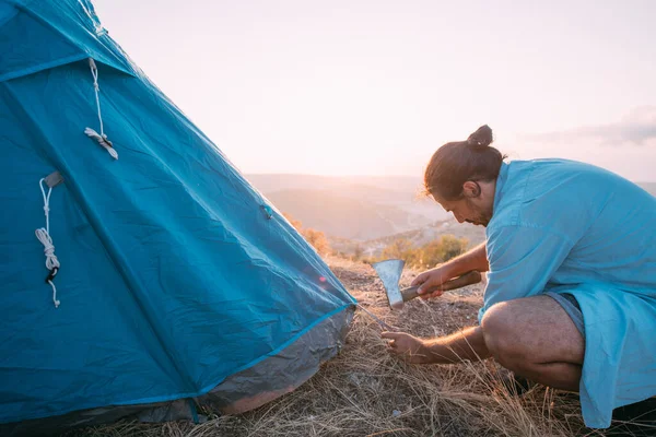 Genç Erkek Turist Dağlara Çadır Kurdu Adam Yürüyüş Için Kamp — Stok fotoğraf