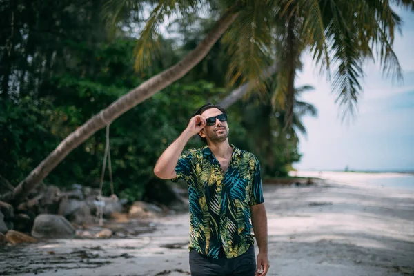 Hermoso Hombre Con Una Camisa Hawaiana Camina Una Playa Tropical —  Fotos de Stock