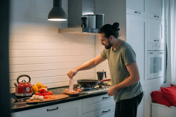 Homem Prepara Pequeno Almoço Cozinha Jovem Bonito Caucasiano Macho Preparando — Fotografia de Stock