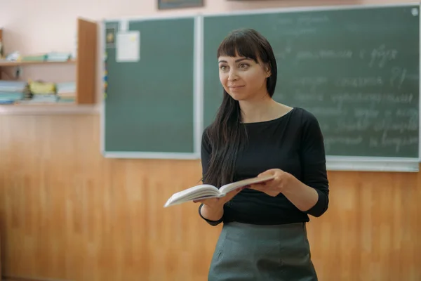 Professor Está Dar Uma Lição Escola Professora Jovem Uma Lição — Fotografia de Stock