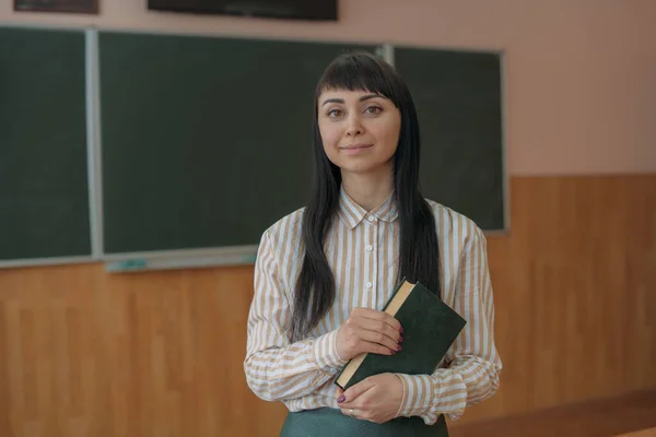 Retrato Jovem Professor Lousa Escola Bela Professora Uma Lição Sala — Fotografia de Stock