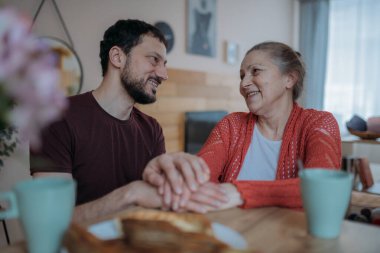 Oğul tatilde annesini tebrik eder, bir aile ziyafeti. Yetişkin bir oğul, yaşlı ve güzel bir anneyle birlikte neşeyle çay içer. Bir adam tatilde sevgili annesini ziyaret ediyor.