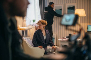 Yönetmen sette çalışıyor. Yönetmen, bir film, reklam ya da televizyon dizisi çekerken bir grupla ya da bir playback ile çalışır. Atış vardiyası, ekipman ve grup. Modern fotoğrafçılık tekniği.