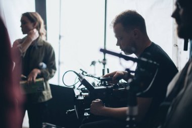 Görüntü yönetmeni elinde kamerayla sette. Bir film, ticari ya da televizyon dizisi çekmek için çalışan profesyonel bir videograf. İçerideki çekim süreci, stüdyo.