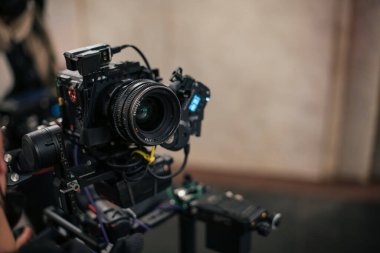 Profesyonel film ve video kamera sette. Atış vardiyası, ekipman ve grup. Modern fotoğrafçılık tekniği.