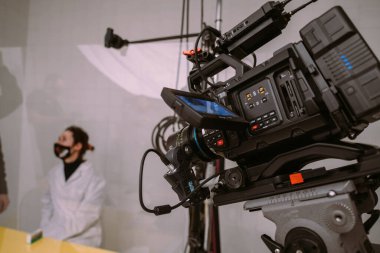 Profesyonel film ve video kamera sette. Atış vardiyası, ekipman ve grup. Modern fotoğrafçılık tekniği.