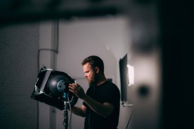 Işıklandırma ekipmanlı aydınlatma cihazları sette. Film çekmek, reklam yapmak, TV dizisi için ışıklandırma. Modern fotoğrafçılık tekniği.