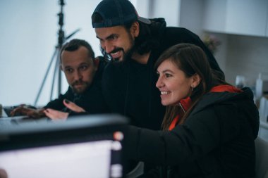 Yönetmen sette çalışıyor. Yönetmen, bir film, reklam ya da televizyon dizisi çekerken bir grupla ya da bir playback ile çalışır. Atış vardiyası, ekipman ve grup. Modern fotoğrafçılık tekniği.