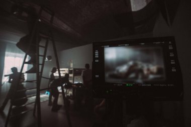 Film seti, monitörler ve modern çekim ekipmanları. Film ekibi, ışıklandırma cihazları, monitörler, playback 'ler - film ekipmanları ve film, reklam ve TV dizilerinde uzmanlardan oluşan bir ekip