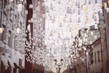 Sanat ışıklandırması olan eski şehirde bir cadde. Başkentte dükkanları ve kafeleri olan küçük bir sokakta akşamları çok fazla ışık olur.