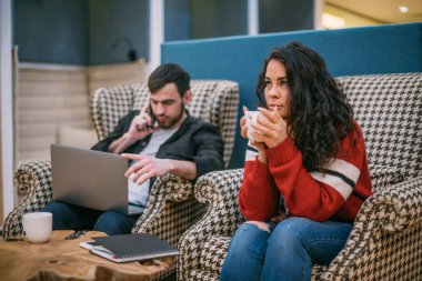 Erkek ve kadın birlikte çalışırlar. Genç bir adam bir kızla modern bir çalışma odasında iş meselelerini tartışıyor. Bir çift meslektaş, şık bir odada koltuklarda oturarak iletişim kuruyor..