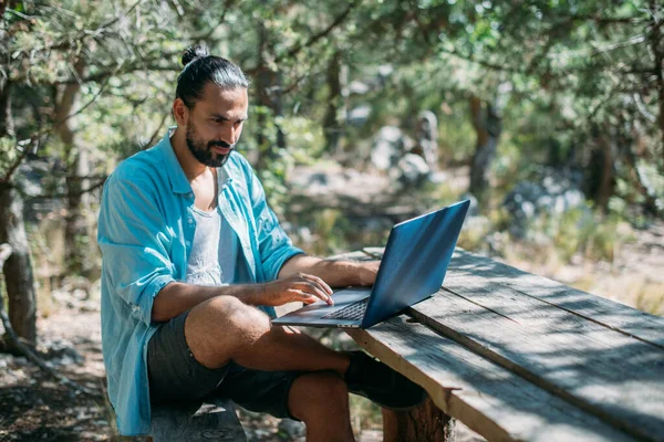 Mannelijke Toerist Die Buiten Een Laptop Werkt Een Camping Jonge — Stockfoto