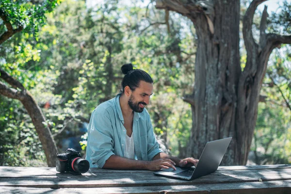 Man Fotograaf Werkt Buiten Een Laptop Een Camping Jonge Man — Stockfoto