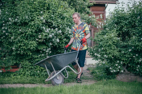 Homem Trabalha Jardim Caminhando Com Carrinho Mão Vazio Jovem Roupas — Fotografia de Stock