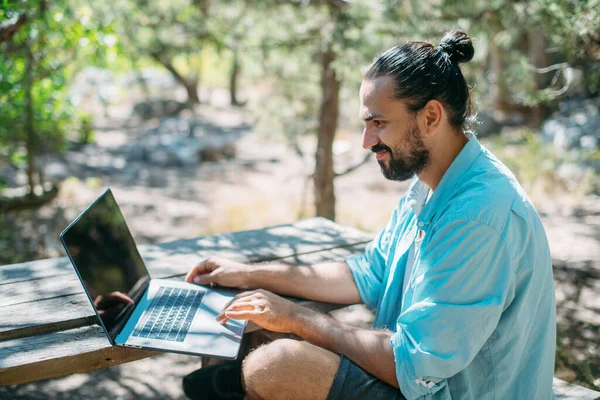 Männliche Touristen Arbeiten Draußen Auf Einem Campingplatz Einem Laptop Junger — Stockfoto