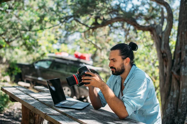 Fotógrafo Masculino Trabajando Portátil Aire Libre Camping Joven Freelancer Bloguero — Foto de Stock