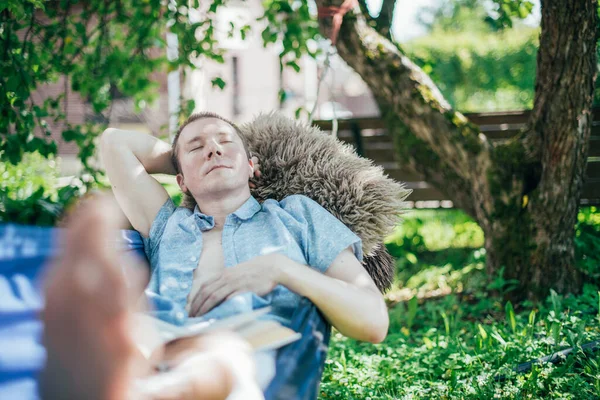 Homem Está Descansando Lendo Uma Rede Dia Folga Relaxamento Jovem — Fotografia de Stock