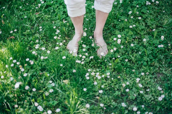 Mężczyzna Gołe Nogi Zielonej Trawie Zbliżenie Nóg Świeże Letnie Zieleni — Zdjęcie stockowe