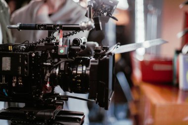 Profesyonel film ve video kamera sette. Atış vardiyası, ekipman ve grup. Modern fotoğrafçılık tekniği.