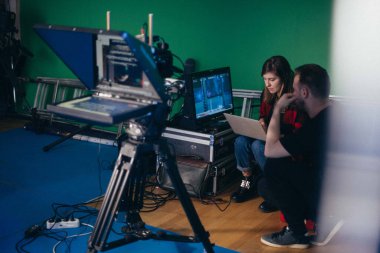 Yönetmen sette çalışıyor. Yönetmen, bir film, reklam ya da televizyon dizisi çekerken bir grupla ya da bir playback ile çalışır. Atış vardiyası, ekipman ve grup. Modern fotoğrafçılık tekniği.