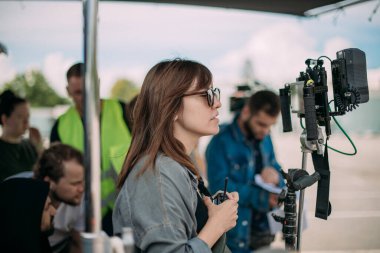 Yönetmen sette çalışıyor. Yönetmen, bir film, reklam ya da televizyon dizisi çekerken bir grupla ya da bir playback ile çalışır. Atış vardiyası, ekipman ve grup. Modern fotoğrafçılık tekniği.