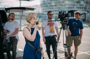 Yönetmen sette çalışıyor. Yönetmen, bir film, reklam ya da televizyon dizisi çekerken bir grupla ya da bir playback ile çalışır. Atış vardiyası, ekipman ve grup. Modern fotoğrafçılık tekniği.