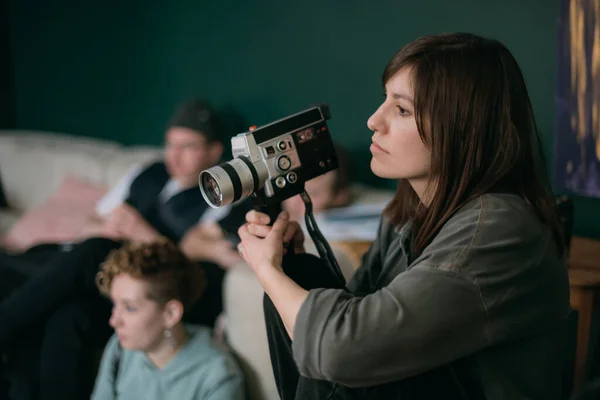 Γυναίκα Διευθύντρια Φωτογραφίας Κάμερα Στο Γύρισμα Σύγχρονη Κινηματογράφηση Μιας Ταινίας — Φωτογραφία Αρχείου