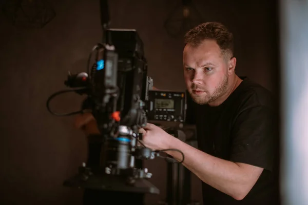 Directeur Photographie Avec Appareil Photo Dans Les Mains Sur Plateau — Photo