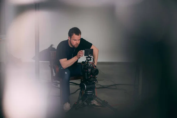 Operatőr Kamerával Kezében Forgatáson Film Reklám Vagy Sorozat Forgatásán Dolgozó — Stock Fotó