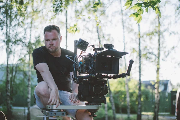 Fotografický Ředitel Fotoaparátem Rukou Scéně Profesionální Kameraman Při Práci Natáčení — Stock fotografie