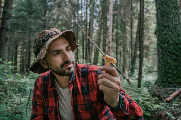 Ein Junger Männlicher Pilzsammler Mit Einem Großen Korb Sucht Sammelt — Stockfoto