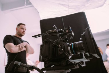 Görüntü yönetmeni elinde kamerayla sette. Bir film, ticari ya da televizyon dizisi çekmek için çalışan profesyonel bir videograf. İçerideki çekim süreci, stüdyo.