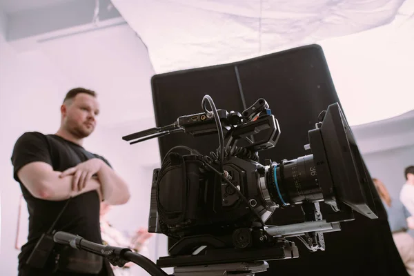 Direttore Della Fotografia Con Una Macchina Fotografica Mano Sul Set — Foto Stock