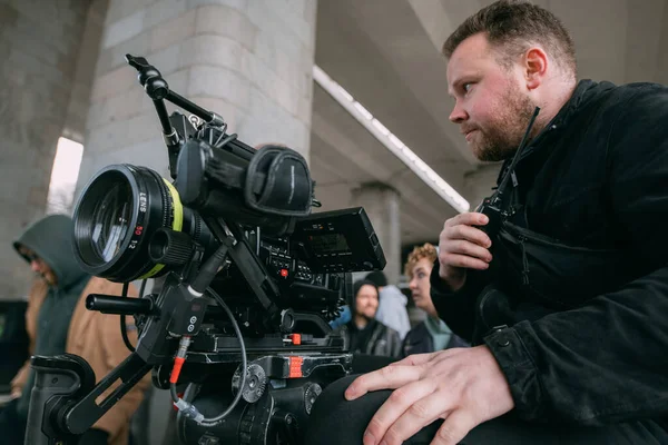 Directeur Photographie Avec Appareil Photo Dans Les Mains Sur Plateau — Photo