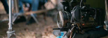 Profesyonel film ve video kamera sette. Atış vardiyası, ekipman ve grup. Modern fotoğrafçılık tekniği.