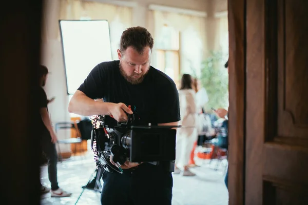 Fotografický Ředitel Fotoaparátem Rukou Scéně Profesionální Kameraman Při Práci Natáčení — Stock fotografie