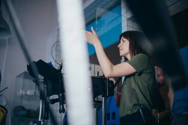 Directora Fotografía Con Una Cámara Plató Cine Videógrafo Profesional Set —  Fotos de Stock